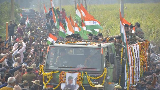 Thousands pay tribute to army jawan Ajay Kumar whose body was brought to his village in Meerut, Uttar Pradesh,on Feb 19, 2019. Kumar was killed in an encounter in Pulwama on Feb 18.(Sakib Ali / HT Photo)