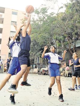 St Mary's (Blue) vs Deccan (Blue) in action in Pune, on Tuesday.(Ravindra Joshi/HT PHOTO)