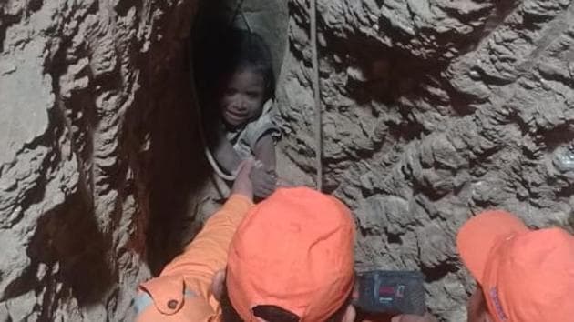 NDRF men trying to rescue the 6-year-old boy who had fallen into a borewell near Pune.(ANI/Twitter)