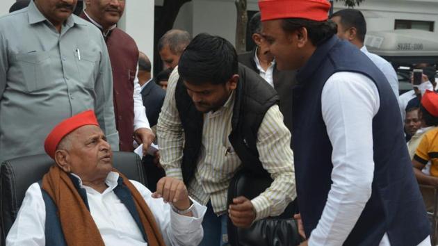 Hardik Patel meets SP former national president Mulayam Singh Yadav after joint press conference with SP chief Akhilesh Yadav at party office in Lucknow(Deepak Gupta/HT Photo)