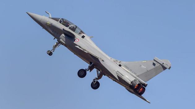 French aircraft Rafale manoeuvres during the inauguration of the 12th edition of AERO India 2019 air show at Yelahanka airbase in Bengaluru on Wednesday.(PTI Photo) French aircraft Rafale manoeuvres during the inauguration of the 12th edition of AERO India 2019 air show at Yelahanka airbase in Bengaluru on Wednesday.(PTI Photo)