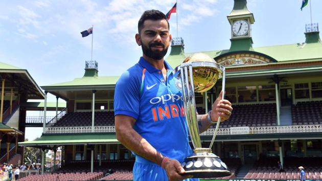 Virat Kohli poses with the ICC Cricket World Cup trophy at the Sydney Cricket Ground in Sydney on January 11.(AFP)