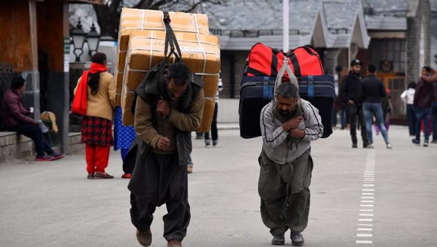 After terror attack on CRPF convoy in Pulwama in Jammu and Kashmir Kashmiri migrant labourers carry luggage. (Representative image)(Deepak Sansta/HT Photo) After terror attack on CRPF convoy in Pulwama in Jammu and Kashmir Kashmiri migrant labourers carry luggage. (Representative image)(Deepak Sansta/HT Photo)