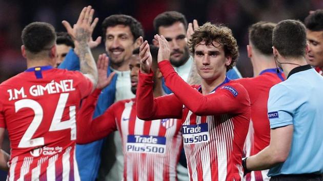 Atletico players applaud after the Champions League round of 16 first leg soccer match between Atletico Madrid and Juventus at Wanda Metropolitano stadium in Madrid.(AP)