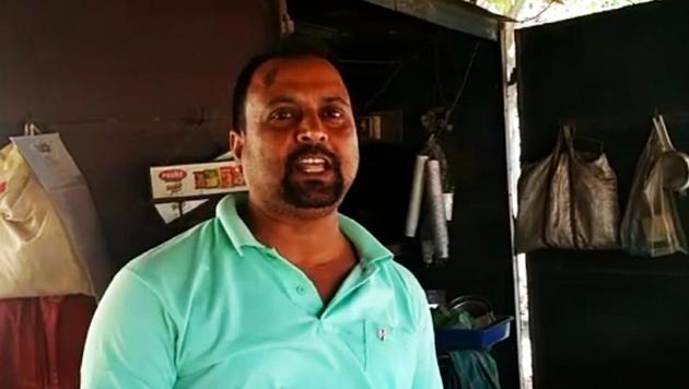 Sarbeswar Patra, who runs a tea stall in Mancheswar area of the city, is offering tea and coffee at <span class='webrupee'>₹</span>2 and <span class='webrupee'>₹</span>3 respectively to his customers for saying “Pakistan Murdabad”.(HT Photo)