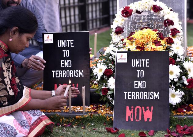People pay tribute to CRPF jawans killed in Pulwama, Mumbai, February 15 (Anshuman Poyrekar/HT Photo) People pay tribute to CRPF jawans killed in Pulwama, Mumbai, February 15 (Anshuman Poyrekar/HT Photo)