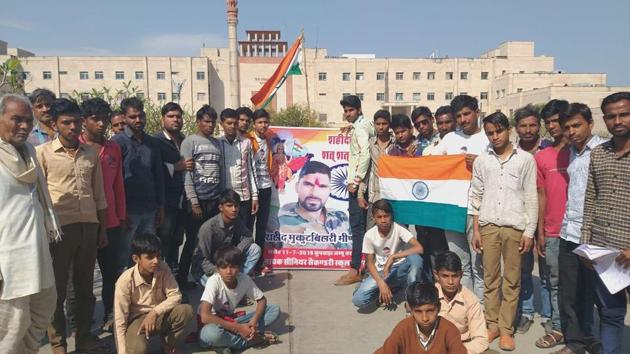 Protest by family members and villagers of army commando Mukut Bihari Meena of Jhalawar (HT Photo) Protest by family members and villagers of army commando Mukut Bihari Meena of Jhalawar (HT Photo)