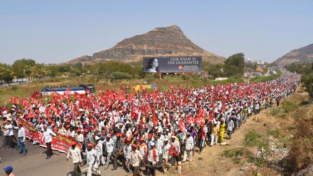 Thousands of farmers began a march from Nashik on Thursday morning but called off their protest after the government stepped in later in the day. (Shrikant Gorde/HT) Thousands of farmers began a march from Nashik on Thursday morning but called off their protest after the government stepped in later in the day. (Shrikant Gorde/HT)