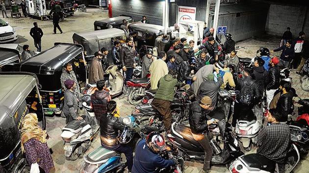 People queue up outside a petrol pump in Srinagar on Saturday. (Waseem Andrabi/ HT Photo) People queue up outside a petrol pump in Srinagar on Saturday. (Waseem Andrabi/ HT Photo)