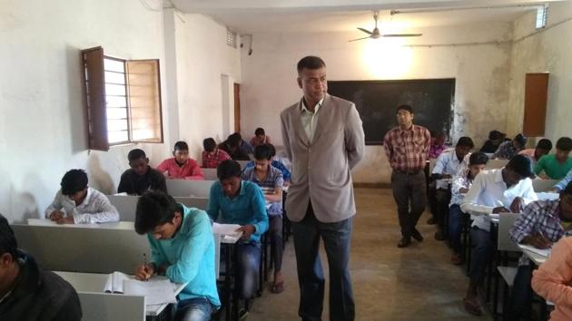 Bihar Board 2019: BSEB Chairman Anand Kishor on a surprise visit at an exam centre (HT) Bihar Board 2019: BSEB Chairman Anand Kishor on a surprise visit at an exam centre (HT)