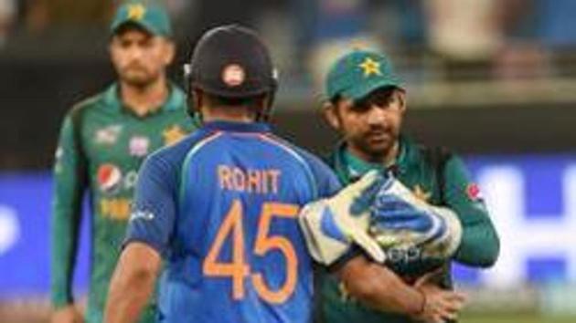 Pakistan's captain Sarfraz Ahmed (R) and Indian team captain Rohit Sharma (L).(AFP)