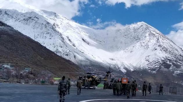 With the weather clearing up on Saturday following days of snowfall, rescuers stepped up efforts to trace five soldiers who were trapped under the avalanche near Namgia Dogri outpost along Indo-Tibet border in Kinnaur district.(HT Photo)