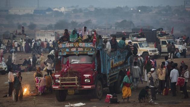 Thousands of farmers, who began a march from Nashik to Mumbai on Thursday morning, called off their protest late at night after the state government promised to meet their demands, set deadlines to do so and hold review meetings every two months to track the progress. (Pratik Chorge / HT Photo) Thousands of farmers, who began a march from Nashik to Mumbai on Thursday morning, called off their protest late at night after the state government promised to meet their demands, set deadlines to do so and hold review meetings every two months to track the progress. (Pratik Chorge / HT Photo)
