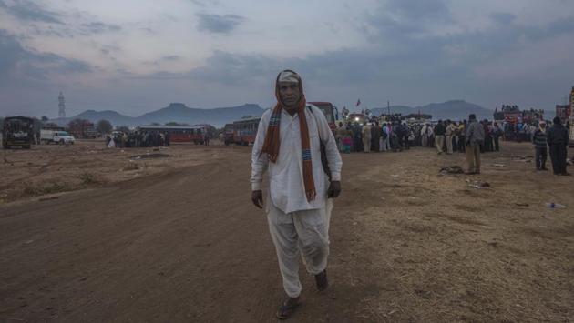 The farmers started walking at 9.30am from Nashik, and camped in an open ground in the Ambe Bahula village, 15km from where they started off, around 3.30pm. After a five-hour meeting, Mahajan promised timebound solutions to the farmers’ demands. (Pratik Chorge / HT Photo) The farmers started walking at 9.30am from Nashik, and camped in an open ground in the Ambe Bahula village, 15km from where they started off, around 3.30pm. After a five-hour meeting, Mahajan promised timebound solutions to the farmers’ demands. (Pratik Chorge / HT Photo)