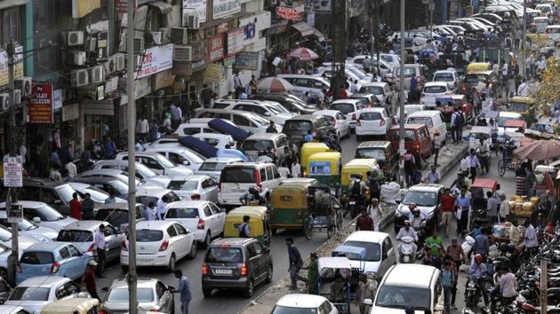 At the Lajpat Nagar market, the SDMC, in collaboration with the Traders’ Association Lajpat Nagar (TALN), has created designated parking spaces, installed CCTVs and also put in place the system of parking vehicles at 45 degrees for maximum utilisation of space.(Hindustan Times) At the Lajpat Nagar market, the SDMC, in collaboration with the Traders’ Association Lajpat Nagar (TALN), has created designated parking spaces, installed CCTVs and also put in place the system of parking vehicles at 45 degrees for maximum utilisation of space.(Hindustan Times)