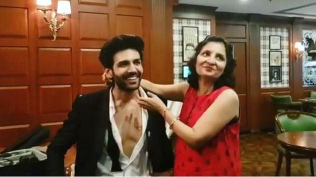 Kartik Aaryan with his mother Mala.