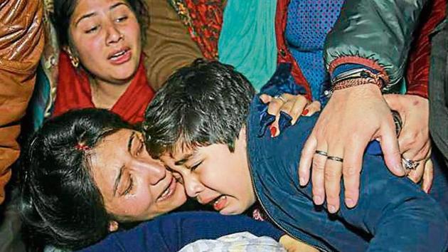 Relatives of slain DSP Aman Kumar Thakur, mourn during his funeral procession in Jammu on Monday.(PTI) Relatives of slain DSP Aman Kumar Thakur, mourn during his funeral procession in Jammu on Monday.(PTI)