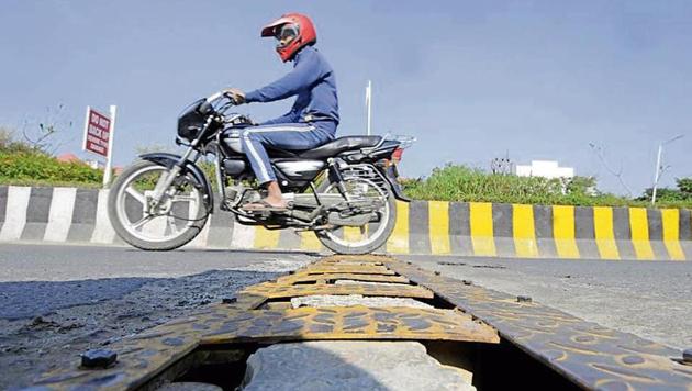 The officials said the company has initiated repair work. They said that changes are being made in the design as two-wheeler riders were able to drive on the wrong side by placing the wheels between two spikes.(Sunil Ghosh /HT Photo) The officials said the company has initiated repair work. They said that changes are being made in the design as two-wheeler riders were able to drive on the wrong side by placing the wheels between two spikes.(Sunil Ghosh /HT Photo)