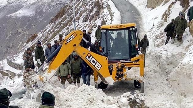 Army and ITBP personnel search for missing soldiers at avalanche site near Namgia in Himachal Pradesh on Monday.(ANI)