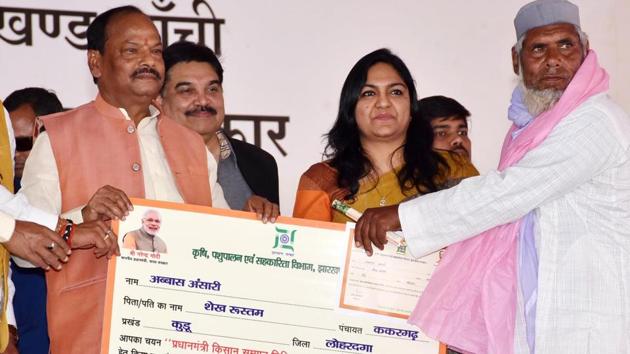 Jharkhand chief minister Raghubar Das giving a cheque to a beneficiary of "Pradhan Mantri Kisan Samman Nidhi" during a function at Ormanjhi in Ranchi on Sunday February 24,2019- (HT Photo) Jharkhand chief minister Raghubar Das giving a cheque to a beneficiary of "Pradhan Mantri Kisan Samman Nidhi" during a function at Ormanjhi in Ranchi on Sunday February 24,2019- (HT Photo)