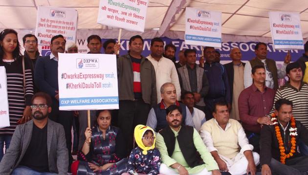 Protesters, under the aegis of Dwarka expressway welfare association, said they will either sit either along with him, or at a spot close to his protest site. (Yogendra Kumar/HT File Photo) Protesters, under the aegis of Dwarka expressway welfare association, said they will either sit either along with him, or at a spot close to his protest site. (Yogendra Kumar/HT File Photo)