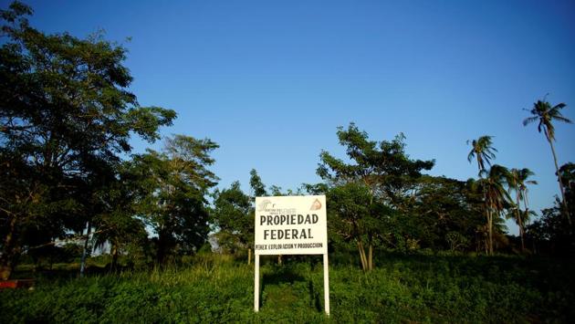 A sign that reads ‘Federal Property - Pemex Exploration and Production’ in Spanish. The clearances could delay the refinery project for months or even years, just as the government is trying to boost oil output by giving the state a bigger role in the industry, modernizing refineries and building the new one in Tabasco, Lopez Obrador’s home state. (Alexandre Meneghini / REUTERS) A sign that reads ‘Federal Property - Pemex Exploration and Production’ in Spanish. The clearances could delay the refinery project for months or even years, just as the government is trying to boost oil output by giving the state a bigger role in the industry, modernizing refineries and building the new one in Tabasco, Lopez Obrador’s home state. (Alexandre Meneghini / REUTERS)