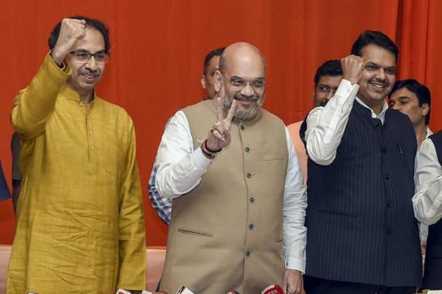 BJP president Amit Shah with Shiv Sena president Uddhav Thackeray and Maharashtra Chief Minister Devendra Fadnavis after sealing the seat sharing pact for Lok Sabha elections 2019.(PTI file photo)