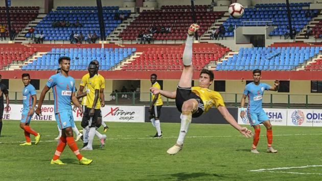 Real Kashmir’s Mason Robertson (yellow) attempts an overhead kick against team Indian Arrows.(PTI) Real Kashmir’s Mason Robertson (yellow) attempts an overhead kick against team Indian Arrows.(PTI)