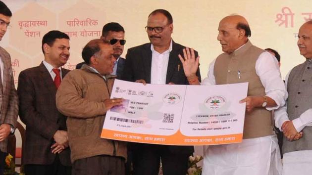 Home minister Rajnath Singh felicitating the beneficiaries of various schemes at Jhulelal Park in Lucknow on Monday (HT) Home minister Rajnath Singh felicitating the beneficiaries of various schemes at Jhulelal Park in Lucknow on Monday (HT)