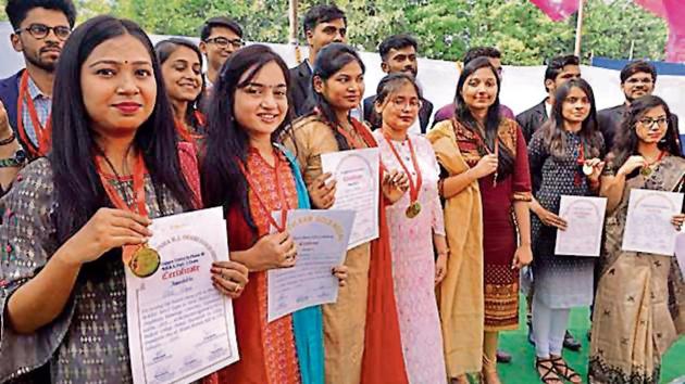 MBBS students show their medals and certificates during the 94th foundation day of PMCH on Monday.(Santosh Kumar/ HT) MBBS students show their medals and certificates during the 94th foundation day of PMCH on Monday.(Santosh Kumar/ HT)