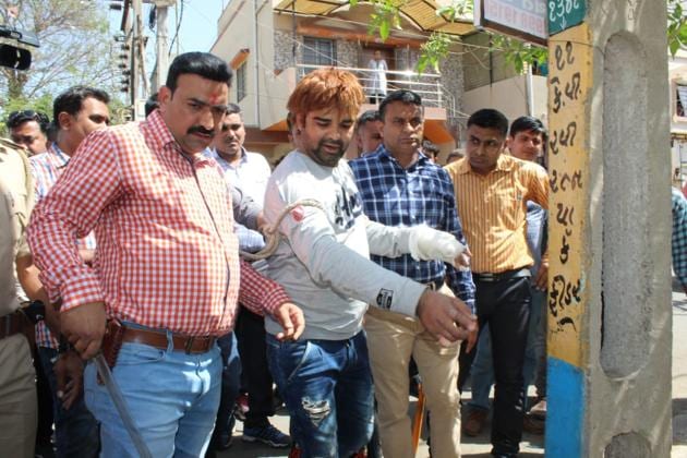 Murder accused Firoz Mataria ( in grey tshirt ) was paraded and made to apologise for the crime by the Rajkot police, Monday, Feb 25, 2019.(HT Photo)