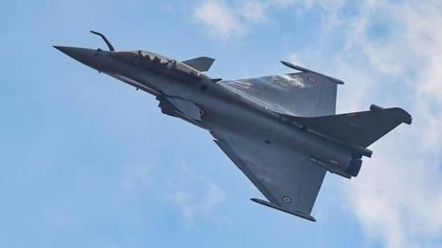 A Rafale fighter aircraft rehearses for fly-past ahead of 12th edition of AERO India 2019 at Yelahanka airbase in Bengaluru.(PTI file photo)
