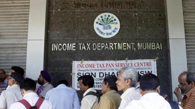 People stand in queue to file their IT returns on last day of financial year outside Income Tax office at BKC, Bandra. Image for representation.(Hindustan Times file photo) People stand in queue to file their IT returns on last day of financial year outside Income Tax office at BKC, Bandra. Image for representation.(Hindustan Times file photo)