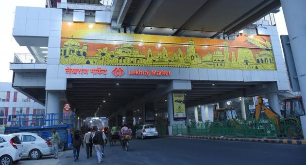 In 2015, the LMRC and the district administration had chalked out a plan for feeder buses, which the corporation had termed as the “key to success”. But that plan never worked for the Metro.(Subhankar Chakraborty/HT Photo)