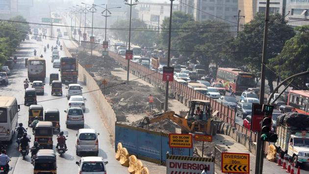 The Ghodbunder Road near Vihang hotel circle, Thane. The BMC has claimed the Goregaon-Mulund Link Road project will ease congestion on the Ghodbunder Road.(Praful Gangurde / HT Photo)