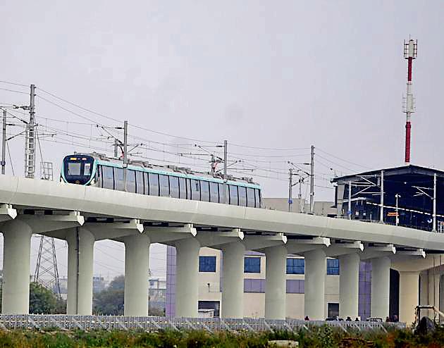 Aqua Line services were disrupted around 9pm on Monday due to a fault in an overhead electricity line and could not be restored till the closure timing of Metro operations at 10pm. (Sunil Ghosh/HT Photo) Aqua Line services were disrupted around 9pm on Monday due to a fault in an overhead electricity line and could not be restored till the closure timing of Metro operations at 10pm. (Sunil Ghosh/HT Photo)