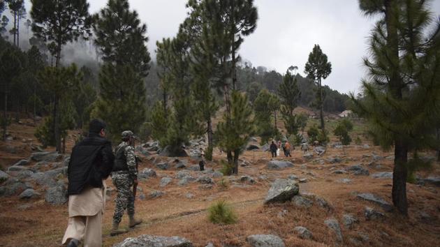 Pakistani reporters and troops visit the site of an Indian airstrike in Jaba, near Balakot, Pakistan, Tuesday, Feb. 26, 2019.(AP)