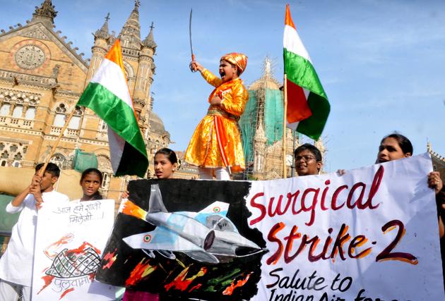 People celebrate the air strike carried out by the Indian Air Force on terrorist camps in Pakistan on Tuesday. (Bhushan Koyande/HT) People celebrate the air strike carried out by the Indian Air Force on terrorist camps in Pakistan on Tuesday. (Bhushan Koyande/HT)