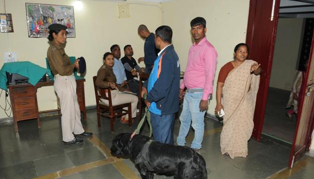 Police with sniffer dog investigating at Mokama shelter home from where seven minor girls, who were witnesses in the Muzaffarpur shelter home case, disappeared from home in Mokama Bihar (AP Dube/HT) Police with sniffer dog investigating at Mokama shelter home from where seven minor girls, who were witnesses in the Muzaffarpur shelter home case, disappeared from home in Mokama Bihar (AP Dube/HT)
