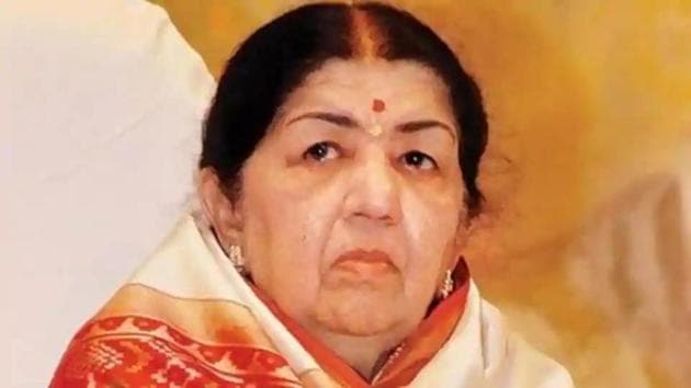 Lata Mangeshkar joins Amitabh Bachchan and Akshay Kumar to donate money for Indian soldiers.