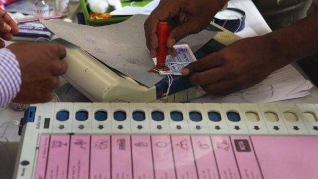 Election Commission staff sealing the Electronic Voting Machines (EVMs). (Photo by Kalpak Pathak / Hindustan Times)(HT file photo)