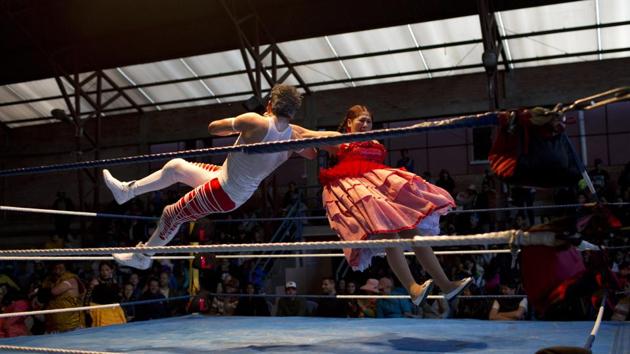 Jennifer Dos Caras competes in the ring with Randy Four in El Alto. “Time is passing, and you have to make way for a new generation,” said Benjamin Simonini, director of the school in the sprawling highlands city of El Alto, which has seen a boom in recent years and where the fighting cholitas have emerged as a tourist attraction. (Juan Karita / AP) Jennifer Dos Caras competes in the ring with Randy Four in El Alto. “Time is passing, and you have to make way for a new generation,” said Benjamin Simonini, director of the school in the sprawling highlands city of El Alto, which has seen a boom in recent years and where the fighting cholitas have emerged as a tourist attraction. (Juan Karita / AP)