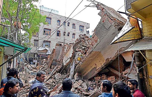 On a usual working day, the four-storey Karol Bagh building that collapsed on Wednesday would be occupied by about a 100 workers and visitors.(Sanchit Khanna/HT Photo)