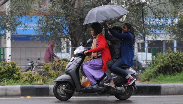 The weather is expected to remain clear on Thursday and Friday. (Keshav Sharma/HT) The weather is expected to remain clear on Thursday and Friday. (Keshav Sharma/HT)