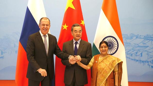 Russian Foreign Minister Sergei Lavrov, Chinese State Councillor and Foreign Minister Wang Yi and Indian External Affairs Minister Sushma Swaraj in Wuzhen, China, on Wednesday.(REUTERS)
