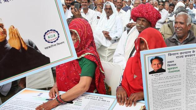 Farmers at a loan waiver camp held in Jaipur. (HT Photo) Farmers at a loan waiver camp held in Jaipur. (HT Photo)
