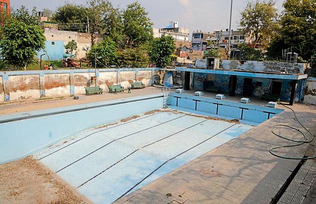 The 25-metre-long and 12-metre-wide pool has been lying dry and dirty for several years, the changing rooms are broken and unusable and so, the complex has remained shut, a visit by the Hindustan Times on Wednesday revealed. (Parveen Kumar/HT Photo) The 25-metre-long and 12-metre-wide pool has been lying dry and dirty for several years, the changing rooms are broken and unusable and so, the complex has remained shut, a visit by the Hindustan Times on Wednesday revealed. (Parveen Kumar/HT Photo)