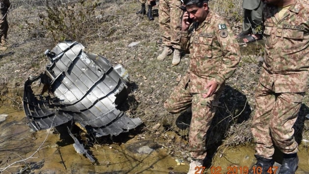 A photograph of the F-16 engine cowling being inspected by Pakistan army officers backs up India’s claim that the a PAF fighter jets was brought down by the IAF on Wednesday morning.(HT Photo)