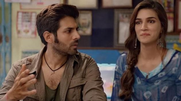 Kartik Aaryan and Kriti Sanon in a still from Luka Chuppi.