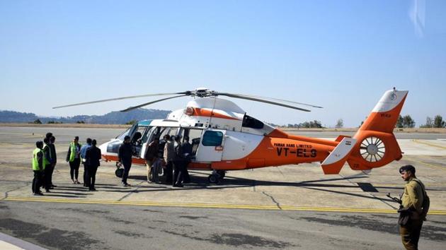 Himachal Pradesh chief minister Jai Ram Thakur flagged off the chopper under the central government’s UDAN 2 regional connectivity scheme.(HT Photo)